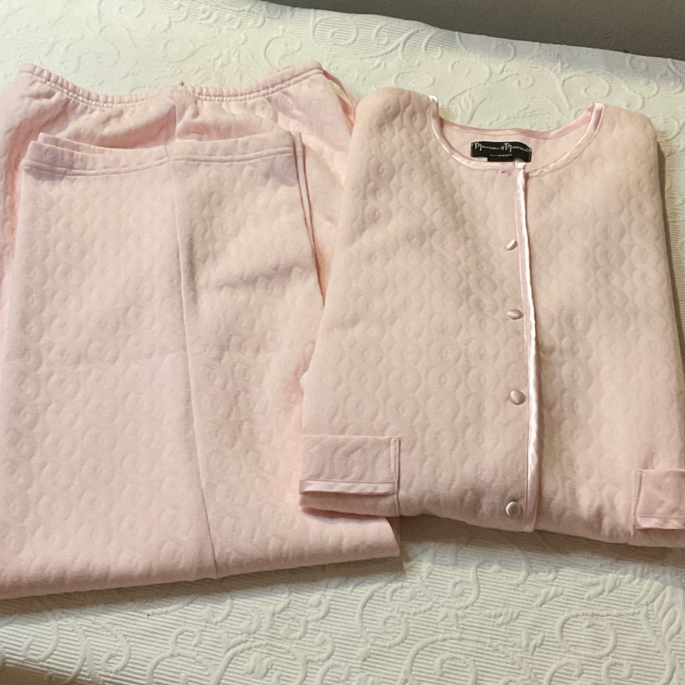 Mercer & Madison Intimates Pink Quilted Pajama Set. Large. Nearly new.